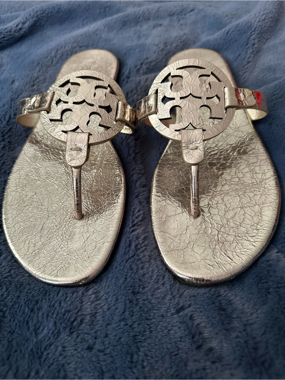 Tory Burch Metallic Gold Logo Thong Sandals - Picture 2 of 7